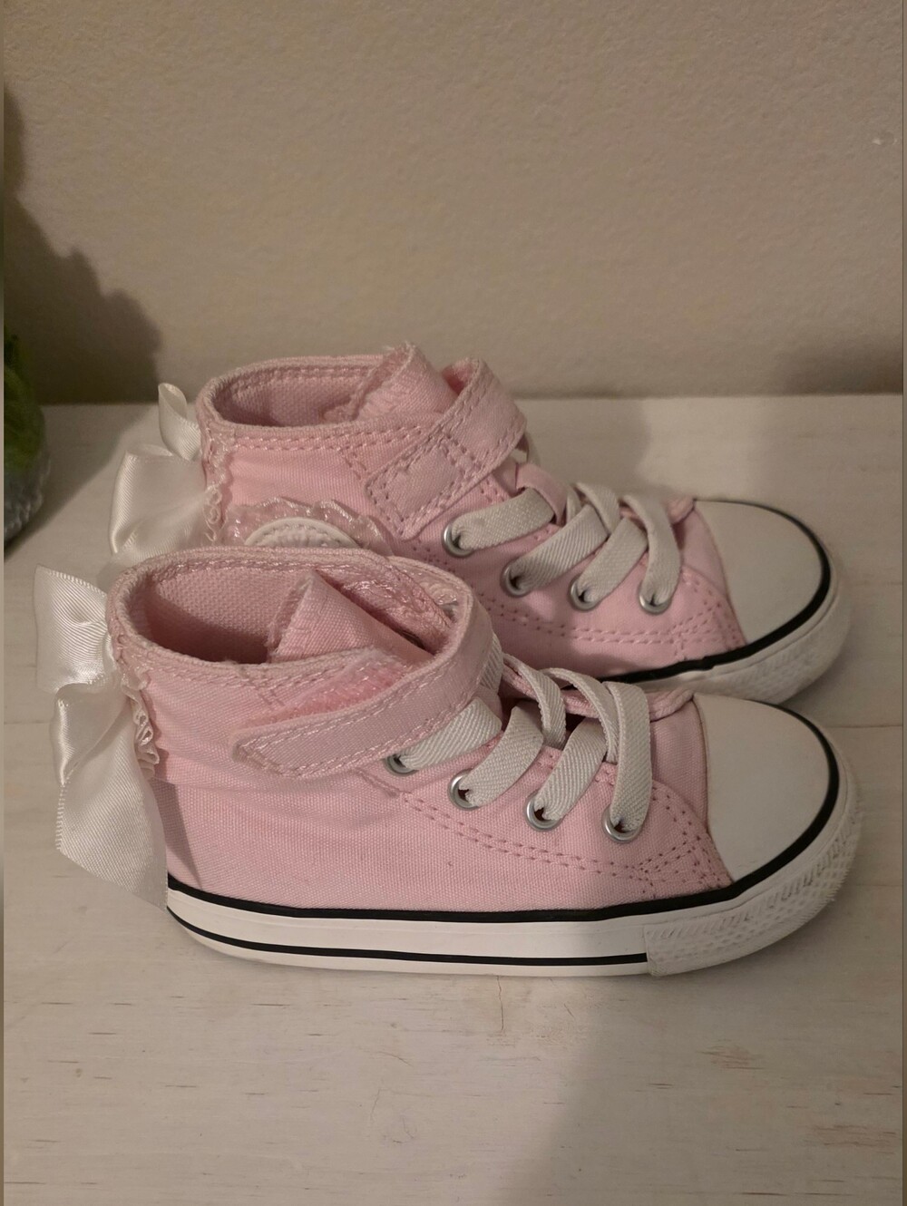 Converse Size 6 toddler- Pink Canvas High-Top Sneakers with LACE AND BOW accents - Picture 6 of 6